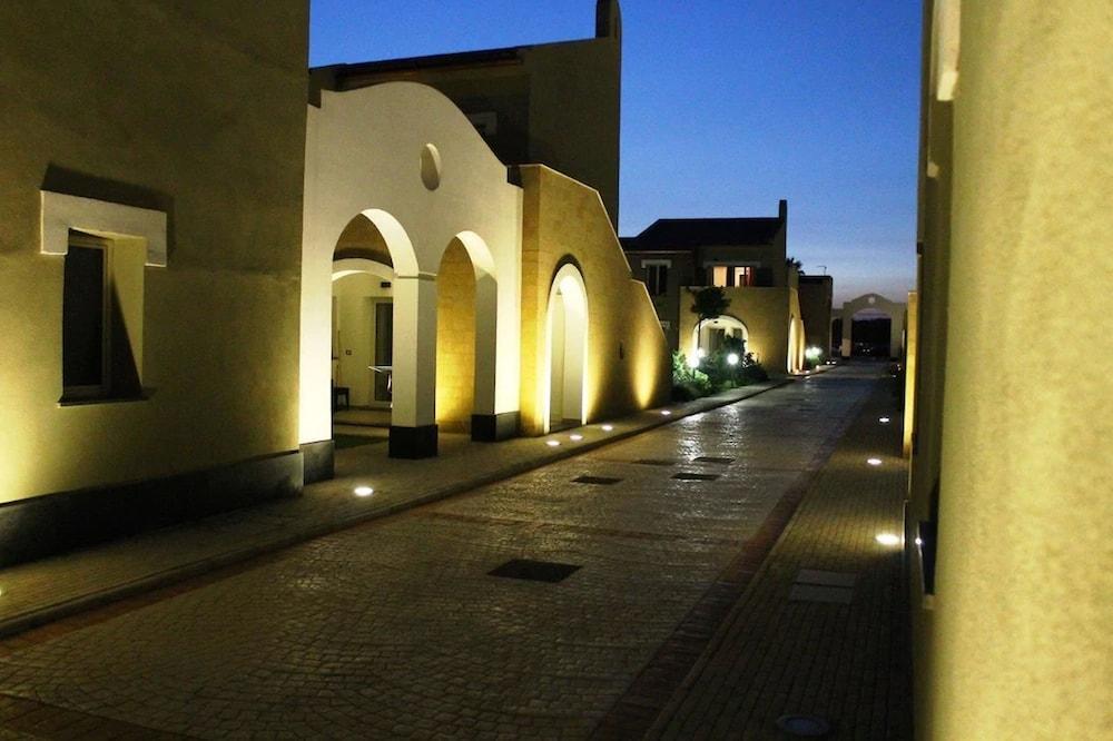 Le Residenze Archimede Aparthotel Сиракуза Екстериор снимка